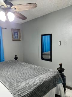 Modern Top Floor Suite - 7