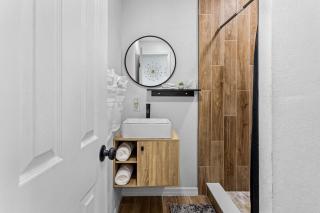 Modern 2BR Home, 2 Queen Beds Near Beaches & Downtown - 5