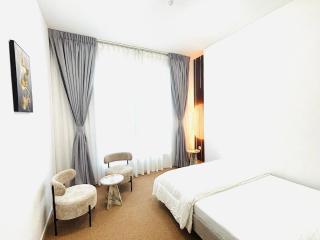 Vista Luxury Home With Parking - 3