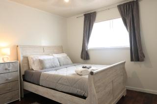 Cozy Comfort Steps from UT 10 Min to DT - 4