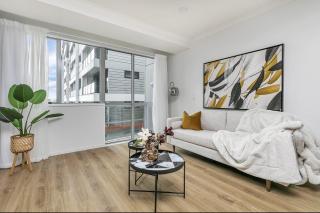 City life Skytower view with Balcony Famliy Retreat - 6