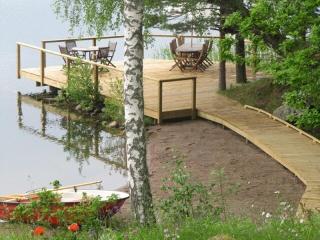Lakefront house with beach, jetty, and rowing boat - 3