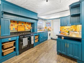 Stunning 5 Bed Sleeps 8 Private Parking - Harecastle - 3