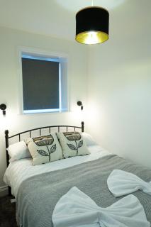 Luxe Eco Retreat - Your Stylish Newcastle Sanctuary - 5