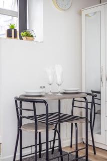 Modern Cozy Flat 6 mins to City Parking & WiFi - 8