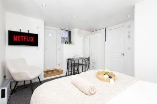 Modern Cozy Flat 6 mins to City Parking & WiFi - 5