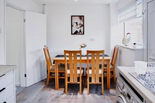 Cosy Airport Retreat With Netflix and Fresh Bakes - 8