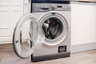 Cosy Airport Retreat With Netflix and Fresh Bakes - 7