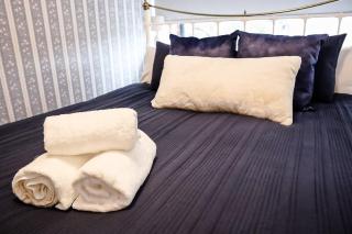 Cosy Airport Retreat With Netflix and Fresh Bakes - 5