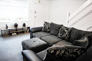 Cosy Airport Retreat With Netflix and Fresh Bakes - 2