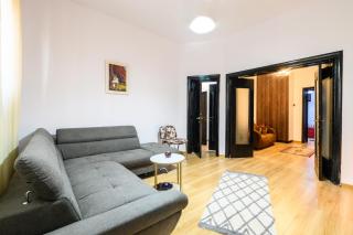 Urban Retreat - 2BR Flat Steps from Old Town - 4