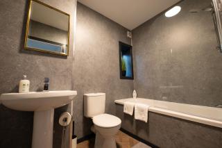 Luxe Eco Retreat - Your Stylish Newcastle Sanctuary - 2