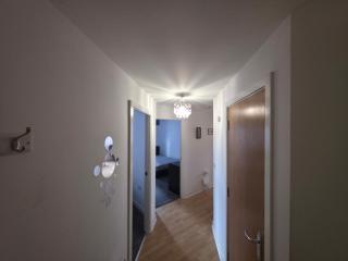 2 bedroom flat with free parking - 5