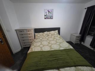 2 bedroom flat with free parking - 4