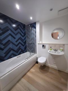 2 bedroom flat with free parking - 2