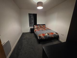 2 bedroom flat with free parking - 1