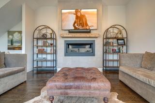 CULTURED COACH - MUSIC ROW - MINS TO DOWNTOWN - 1