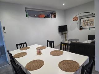 Chambre pour 2 personnes avec Clim Wi-Fi Salle de bain privée dans une maison partagée - Colocation de 3 chambres - 2