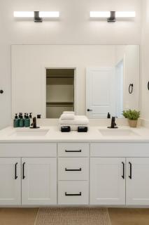 Cozy & Chic - Worker Friendly - Sherman - 6