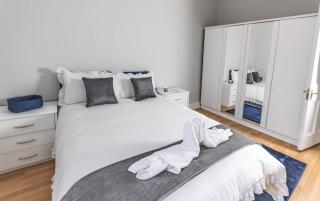 Cinema Room 3Bed Glasgow City - 1