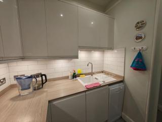 Charming City Flat for Couples & Families - 6