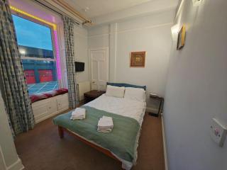 Charming City Flat for Couples & Families - 4