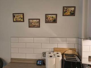 Charming City Flat for Couples & Families - 2