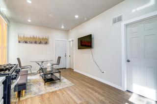 8 Mi to Downtown Chicago Walkable Getaway! - 5