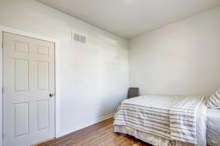 8 Mi to Downtown Chicago Walkable Getaway! - 1