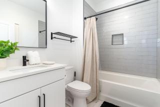 Melody Row-2 Unit Combo w/Hot Tub-Mins to Broadway - 7