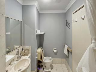 Relaxing Bentley Stay with Pool Access - 8