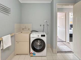 Relaxing Bentley Stay with Pool Access - 5