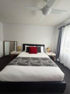 Absolute Beachfront Apartment, Kawana Beach Escape - 3