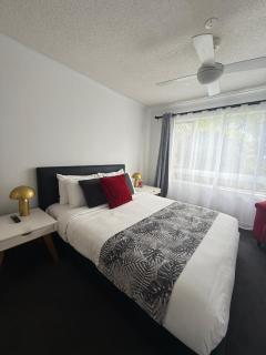 Absolute Beachfront Apartment, Kawana Beach Escape - 2