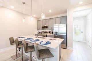 ET008 - Magical Townhouse with Games Room at Reunion - 3