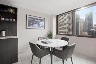 City Escape with Spa Access in Darlinghurst - 9