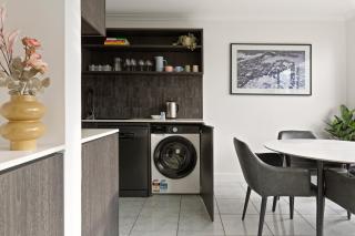 City Escape with Spa Access in Darlinghurst - 4