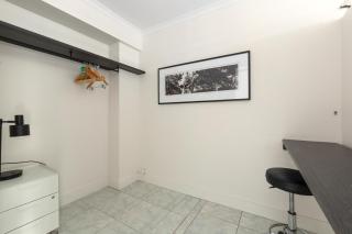 City Escape with Spa Access in Darlinghurst - 3