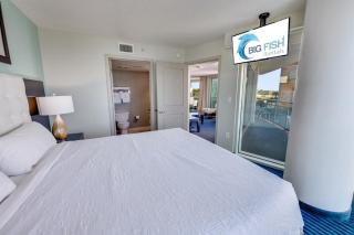 Seaside condo w hot tub & private balcony - 3