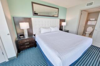 Oceanfront condo w balcony & pool - 9