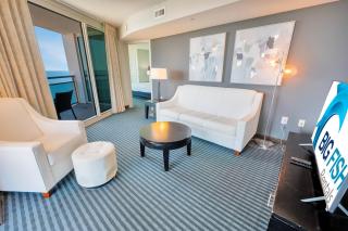 Oceanfront condo w balcony & pool - 1