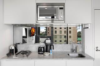 South Melbourne Apartment with Gym Access - 7