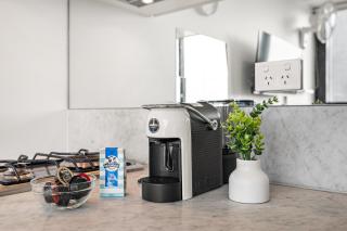 South Melbourne Apartment with Gym Access - 4