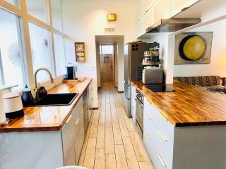 LOOK and BOOK! Midcentury Modern Home near Beach! - 4