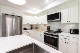 Large Home with Views of DTLA Sleeps 8 Golf,Spa,Fire - 3