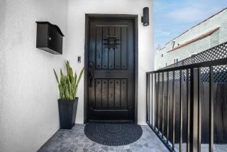 Large Home with Views of DTLA Sleeps 8 Golf,Spa,Fire - 1