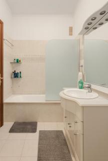 Airport lisbon station 777 - 2