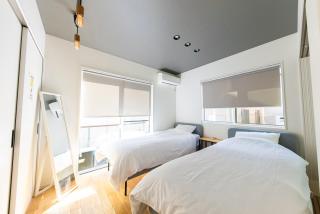 1棟貸し 最大7名 屋上ジャグジーで極上体験 和室と広々リビングで快適ロングステイ - 4