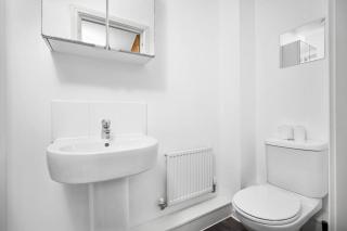 Stylish Manchester 4 Bed House with Garden - Sleeps 9 - Salford - FREE PARKING - SMART TVs in every bedroom - FREE NETFLIX & Ultra Fast WIFI - 6 min to City Centre, Close to Trafford Centre, Etihad Stadium, Manchester Arena, Clubs & more - 8