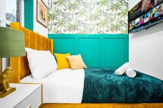 Stylish Manchester 4 Bed House with Garden - Sleeps 9 - Salford - FREE PARKING - SMART TVs in every bedroom - FREE NETFLIX & Ultra Fast WIFI - 6 min to City Centre, Close to Trafford Centre, Etihad Stadium, Manchester Arena, Clubs & more - 6